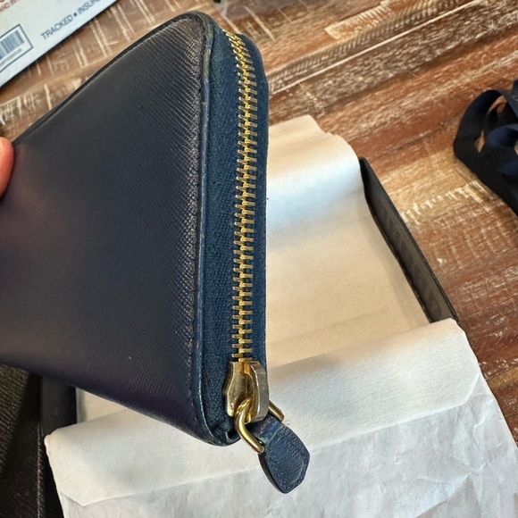 AUTHENTIC PRADA SAFFIANO LEATHER TRIANGLE LOGO ZIP WALLET - Picture 16 of 16